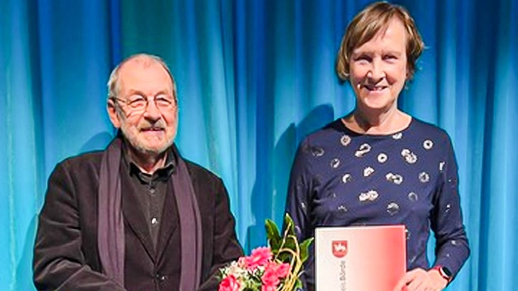 Kreistagsmitglied Klaus Mewes überreicht die Urkunde an Sigrid Vorpahl, die sich mit ihrem Mann Bernd im Verein Holzhaustheater Zielitz engagiert.