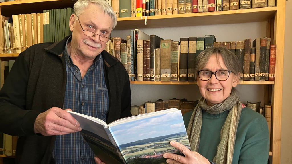 Hobbyhistoriker Heinz Noack und die Leiterin des Sangerhäuser Spengler-Museums mit dem soeben erschienenen Buch zur Geschichte Bennungens.-Buch