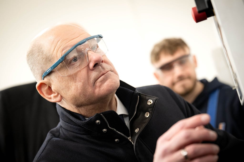 Bundeskanzler Olaf Scholz (SPD, l.), Spitzenkandidat seiner Partei für die Bundestagswahl, hat sich bei einem Besuch der Lloyd Werft in Bremerhaven auch die Ausbildungswerkstatt angesehen.