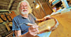 Ludger Seybering bei der Arbeit in seinem Pyrografie-Studio in Holdenstedt.