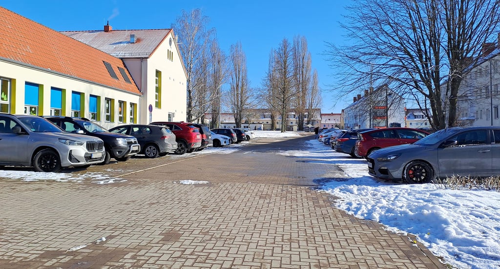 Auf dem Parkplatz an der Diesterweg-Grundschule in Oschersleben mit rund 30 Stellplätzen gibt es seit ein paar Wochen eine neue Regelung.