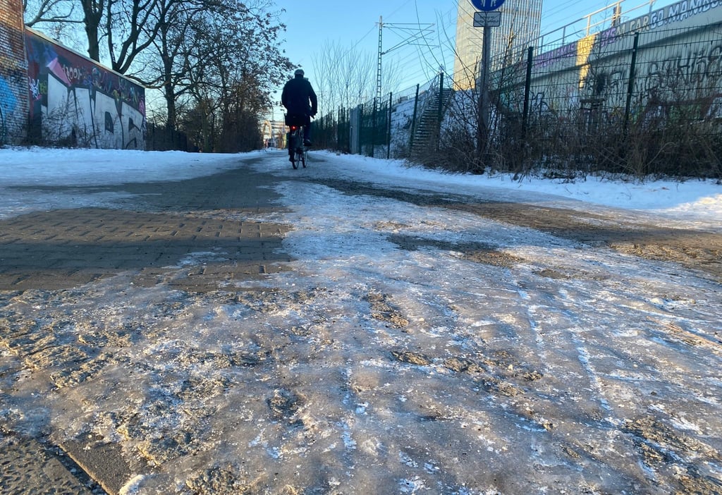 Mut zur Lücke: Wer derzeit mit dem Rad zur Arbeit fährt, muss aufgrund zahlreicher vereister Radwege gut aufpassen.