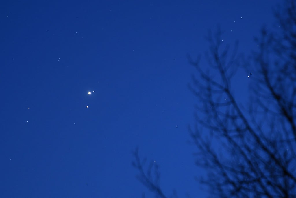 ILLUSTRATION - Jupiter und Mars am Nachthimmel