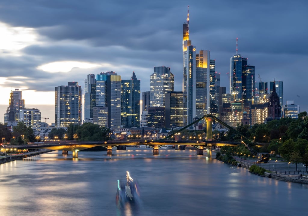 Frankfurter Skyline: Mehrere Banken habe große Mietverträge für neue Büros abgeschlossen. (Archivbild)
