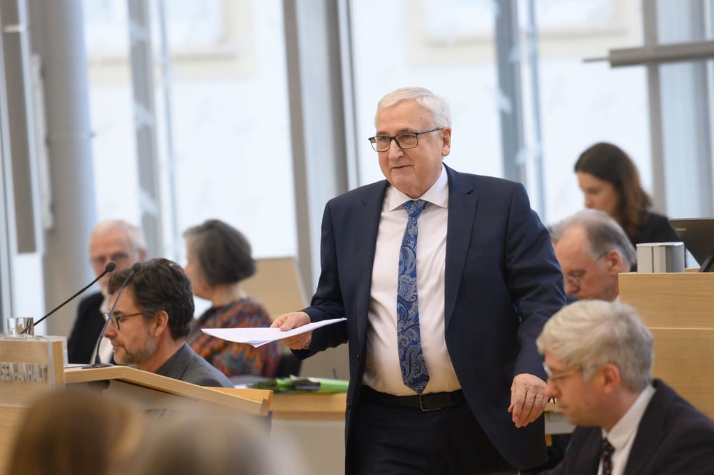 Mehr als 15 Milliarden Euro pro Jahr kann die Landesregierung um Finanzminister Michael Richter (CDU) 2025 und 2026 ausgeben.