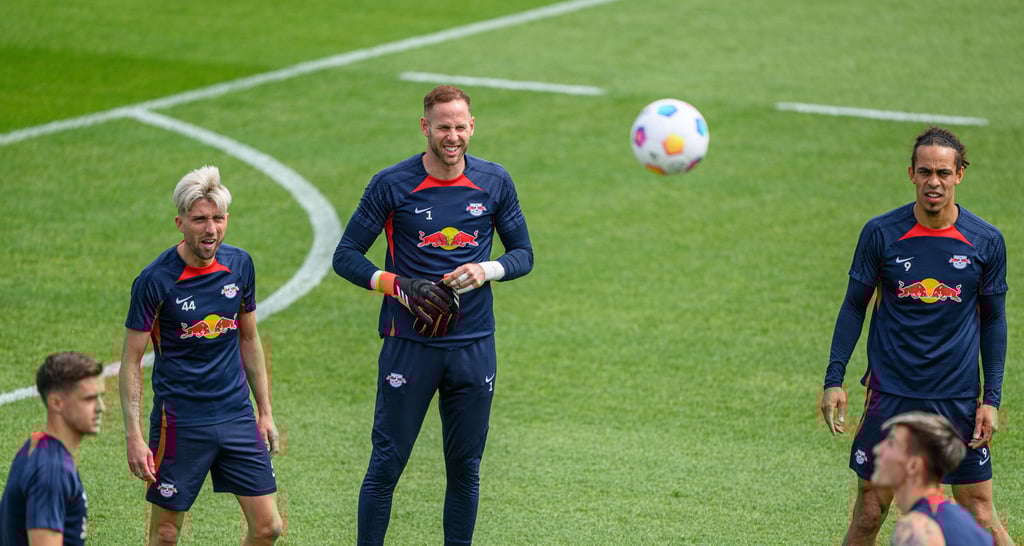 Kevin Kampl, Peter Gulacsi und Yussuf Poulsen beim Training von RB Leipzig.