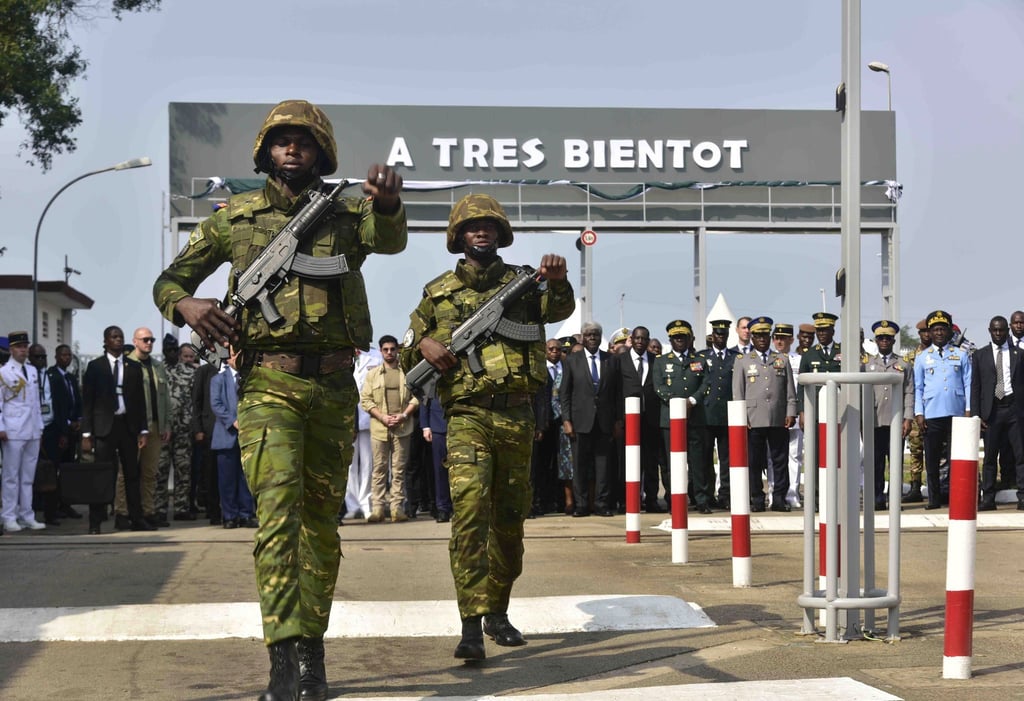 Frankreich bleibt mit einem Restkontingent von etwa 80 Soldaten in der Elfenbeinküste präsent.