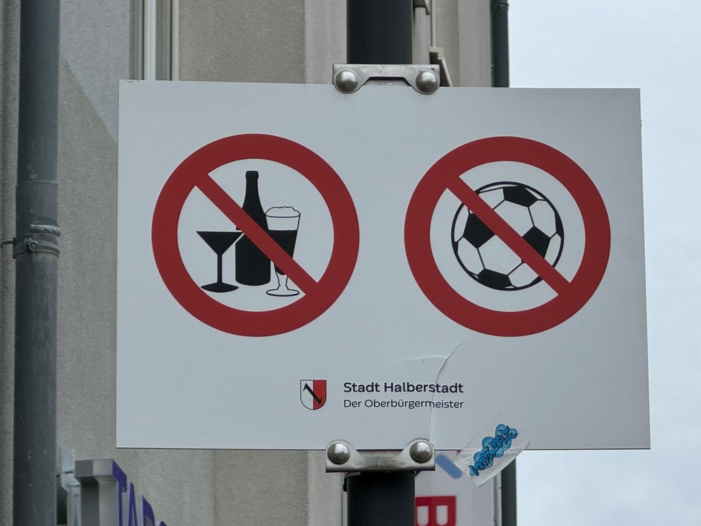 Solche Schilder weisen im Stadtzentrum Halberstadts daraufhin, dass der Genuss alkoholischer Getränke in der Öffentlichkeit ebenso untersagt ist wie das Ballspielen.
