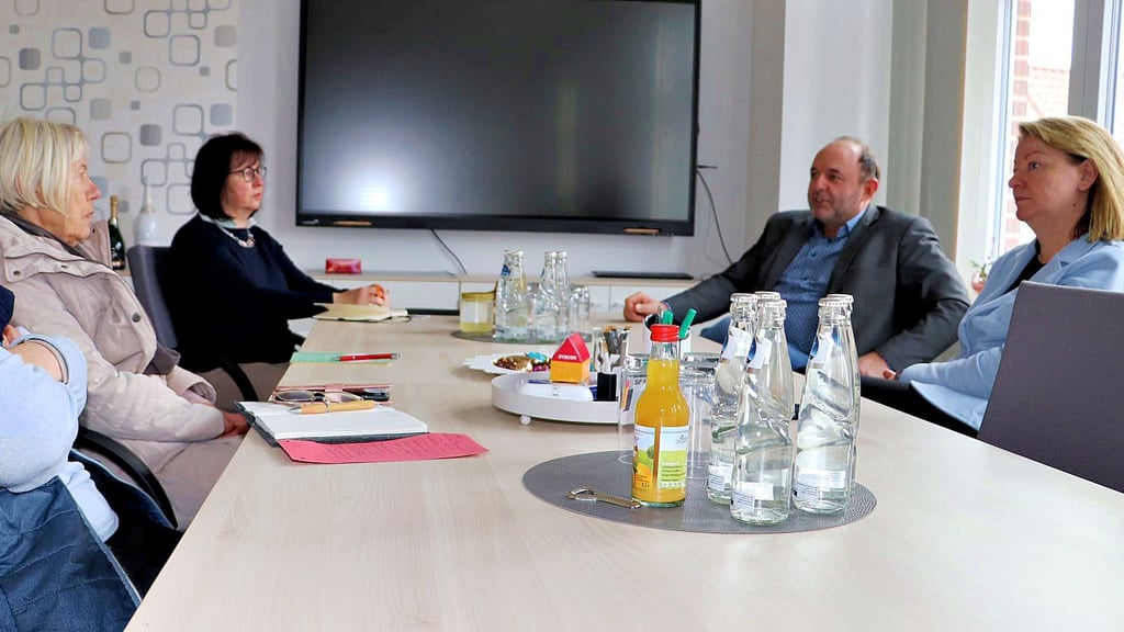 Gemeindebürgermeisterin Nicole Golz und der CDU-Landtagsabgeordnete Thomas Staudt (v. re.) stellten sich den Fragen von Christine Haag und Ursula Kleinoth (v. li) vom Ortsseniorenrat Parey.