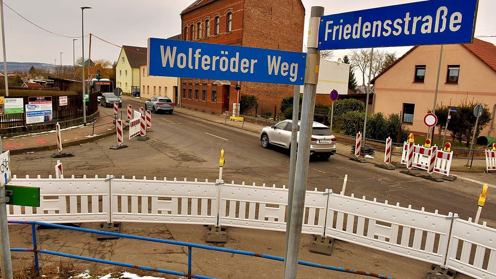 An der Kreuzung wird eine Ampelanlage gebaut.