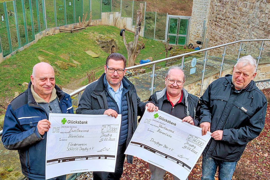 Spendenübergabe am Bärengehege im Schlosspark Droyßig: (v.l.n.r.) Michael Siebert, Heiko Arnhold, Uwe Luksch und Uwe Kraneis