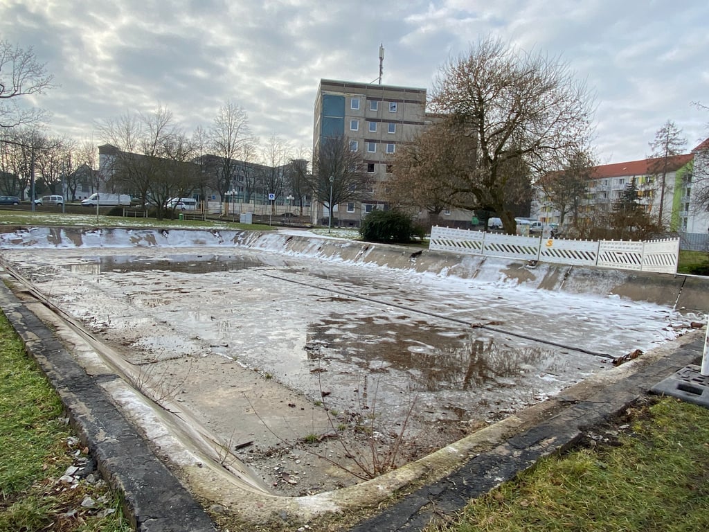Blick auf das leere Becken des Brunnens am Breiten Tor in Halberstadt.