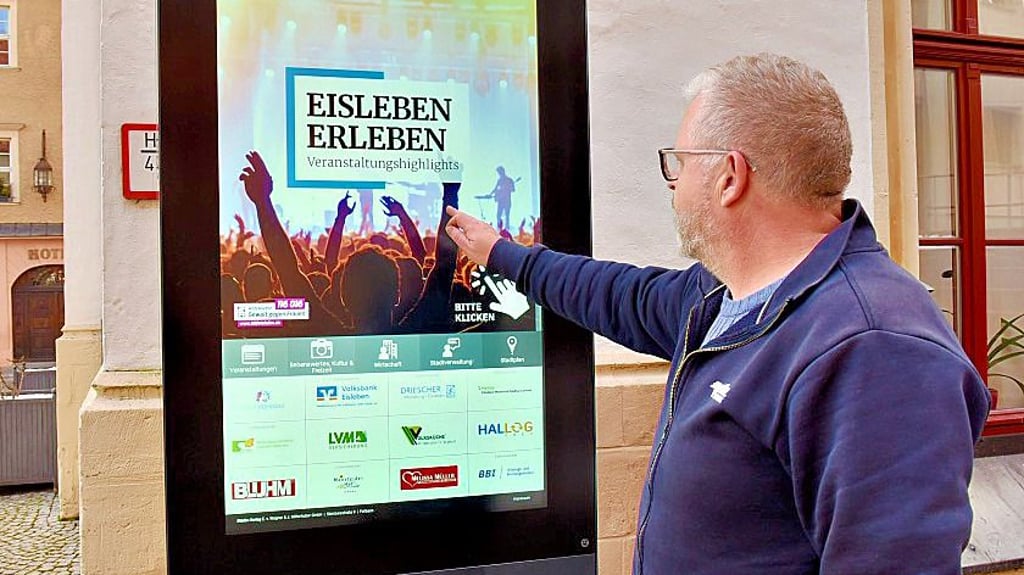 So sieht das Infodisplay am Rathaus in Eisleben aus. Sangerhausen erhält demnächst das gleiche.