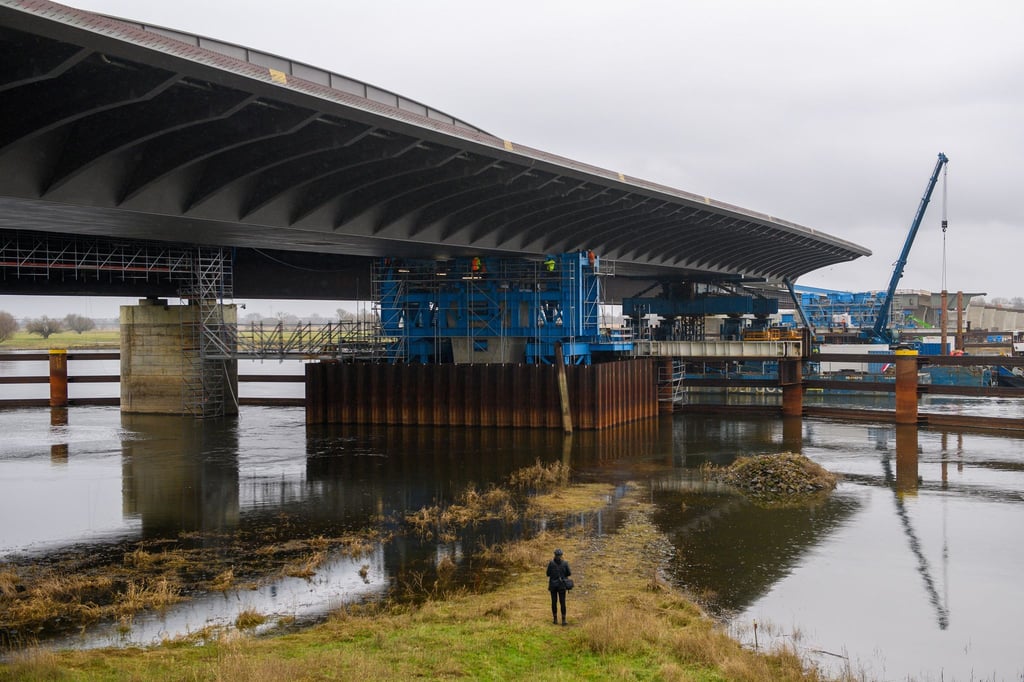 Der Überbau der Strombrücke der derzeit über die Elbe verschoben wird, ist eine 412 Meter lange und 31 Meter breite Stahlkonstruktion. (Archivbild)