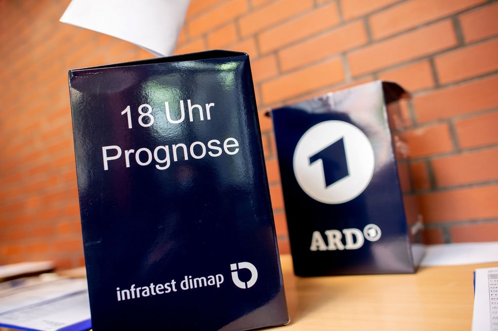 Prognosen beruhen unter anderem auf Befragungen der Wählerinnen und Wähler direkt nach der Stimmabgabe vor den Wahllokalen durch die Wahlforschungsinstitute.