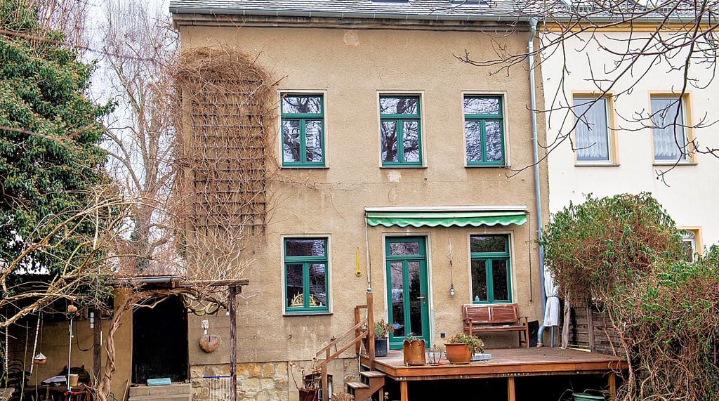 Blick vom Garten auf die Rückseite des Hauses in der Wiesenstraße 15, in dem zuvor der Künstler Klaus Sängerlaub lebte und arbeitete.