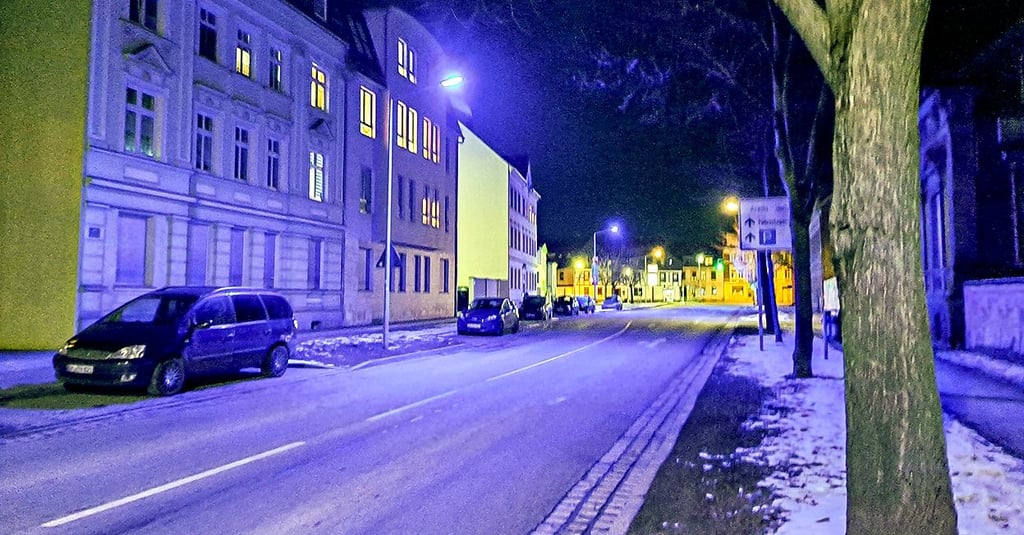 Ein Teil der Puschkinstraße in Oschersleben wird derzeit blau beleuchtet.