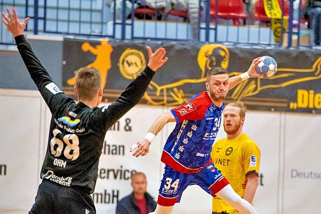 Almir Osmanhodzic (r.), hier im Spiel gegen Bernburg, trifft mit dem HCB am Sonntag im Naumburger Euroville auf Tabellenführer Braunschweig.