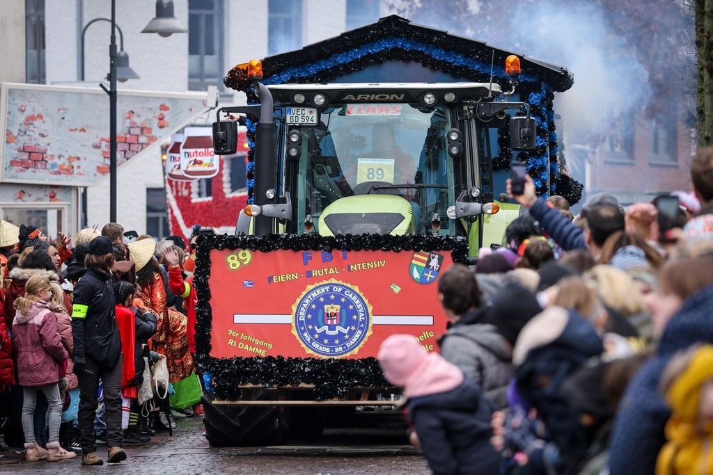 Zum Straßenkarneval in Damme setzt die Polizei auch auf Videoüberwachung: Sie soll bei der Aufklärung von Straftaten helfen und das Sicherheitsgefühl verstärken. (Archivbild)