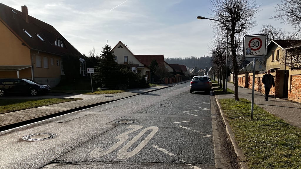 Tempo 30 und Sperrlinien sollen helfen, das Verkehrsproblem in der Apfelallee in Ballenstedt zu entschärfen.