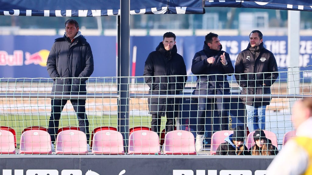 Expertenteam zu Gast: Peter Krawietz (ganz links) und Szolt Löw (Zweiter von rechts) beim RB-Training.