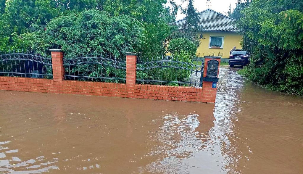 In Westeregeln kommt es bei Unwettern öfter zu einer Überschwemmung ganzer Straßenzüge wie hier am Ortsausgang in Richtung Hadmersleben. Aus diesem Grund ließ die Gemeinde ein Starkregenkonzept erarbeiten.