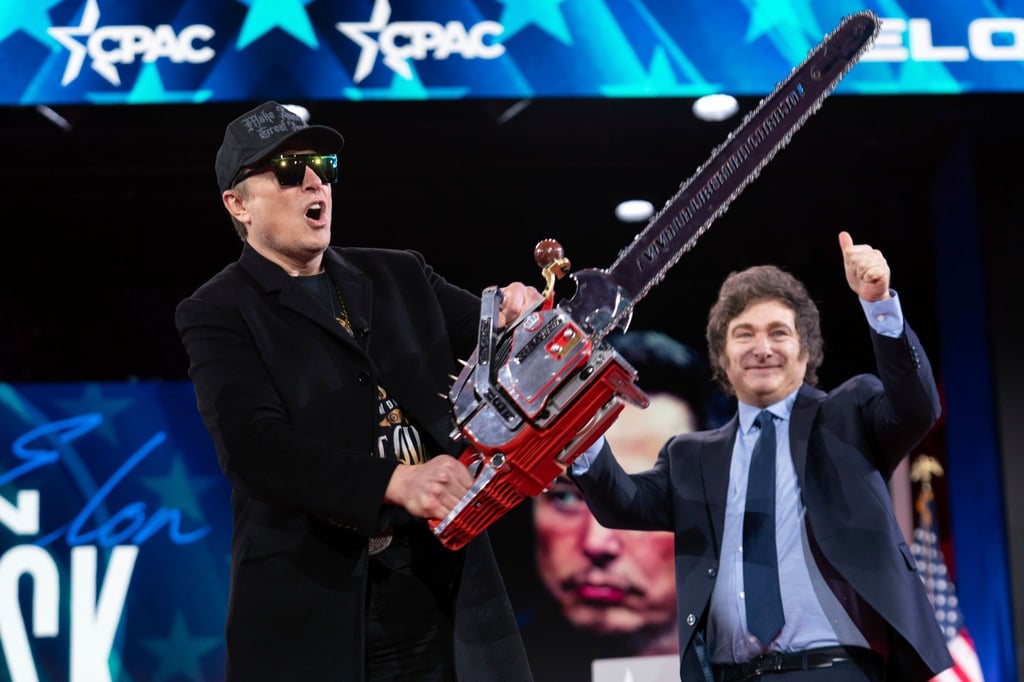 Argentiniens Präsident Javier Milei übergab Elon Musk auf einer Konferenz in Washington eine Kettensäge.