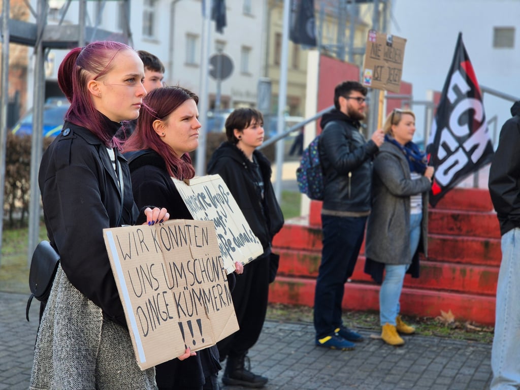 Bei der Demonstration der Kunstschaffenden auf dem Vorplatz des Theaters der Altmark in Stendal haben mehrere Teilnehmer Pappschilder mit Nachrichten wie "Wir könnten uns um schönere Dinge kümmern!" dabeigehabt.