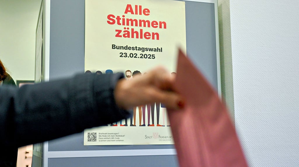 Eine Frau wirft ihren Briefwahlumschlag zur Bundestagswahl in die Wahlurne. Symbolfoto: dpa
