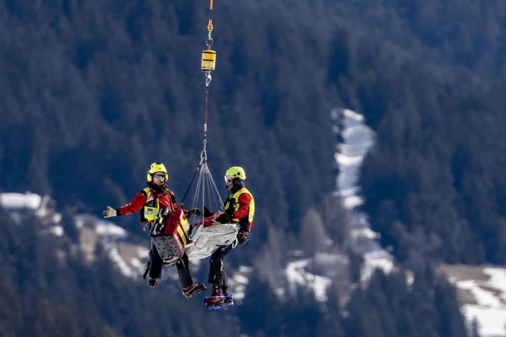 Nils Alphand wird nach seinem Sturz in Crans-Montana abtransportiert.