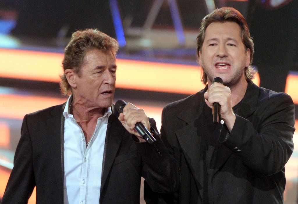 Peter Maffay - hier mit Karat-Sänger Claudius Dreilich (rechts) - hat noch vor dem Mauerfall den Karat-Song „Über sieben Brücken musst Du gehn“ gecovert. (Archivbild)