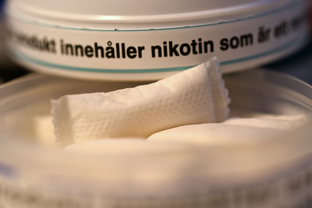 Zwei Dosen mit Nikotinbeuteln mit schwedischen Warnhinweisen - im Internet zu kaufen, in deutschen Geschäften nicht.
