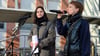 Josephine Behrens (links) und Siri Wiedenbusch haben die Demonstration der Kunstschaffenden gegen Rechts auf dem Vorplatz des Theaters der Altmark in Stendal am 21. Februar moderiert.