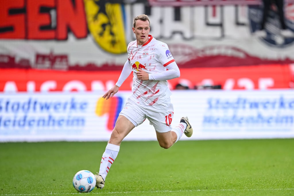 Lukas Klostermann am Ball für RB Leipzig.