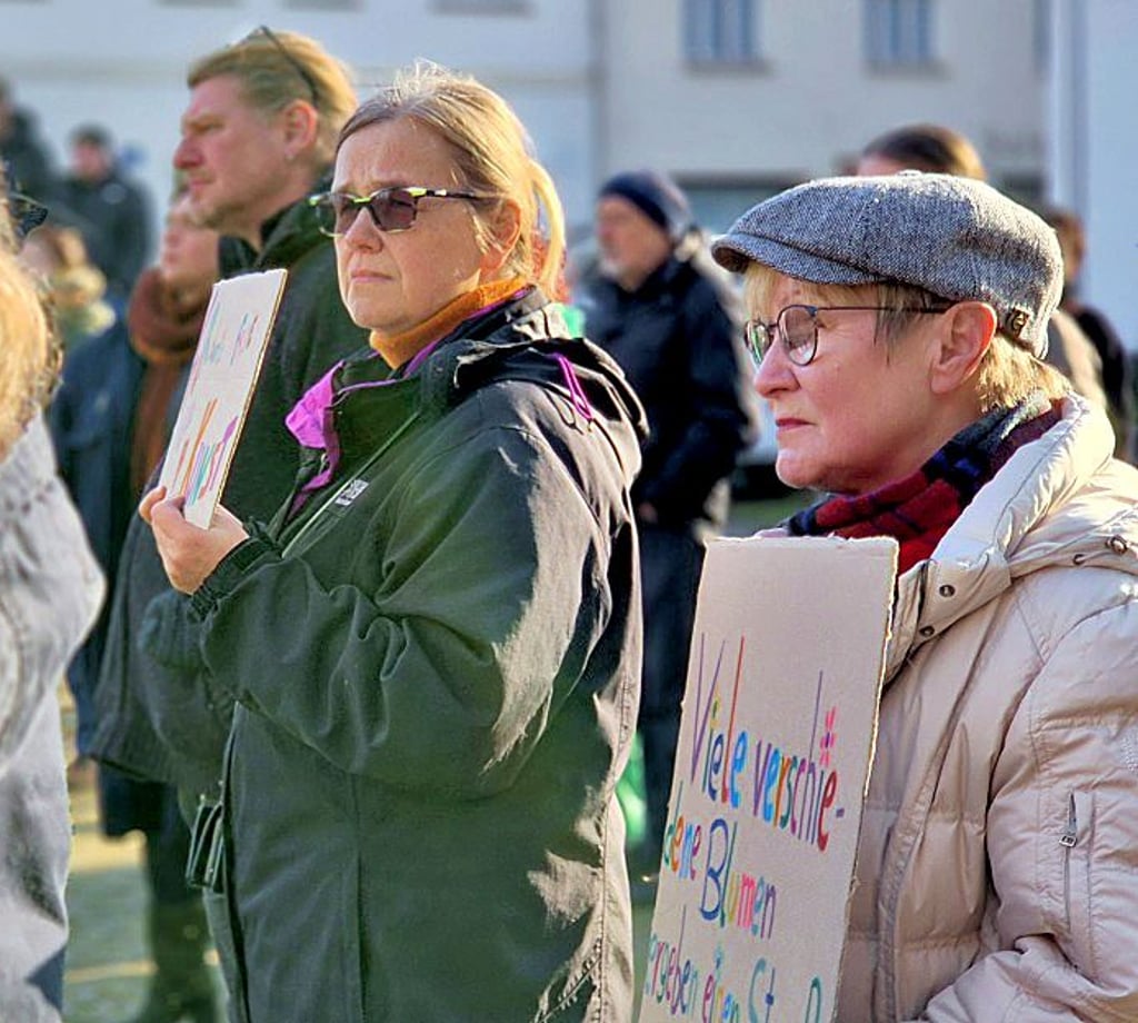 Für die Demonstration gegen Rechts auf dem Vorplatz des Theaters der Altmark in Stendal sind rund 130 Menschen erschienen.