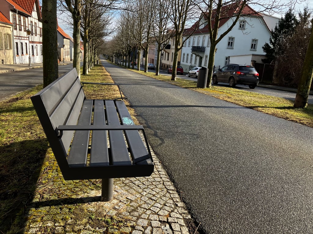 Die modern gestalteten Bänke in der Allee sind aus pflegeleichtem Metall und verankert, um sie vor Diebstahl zu schützen.