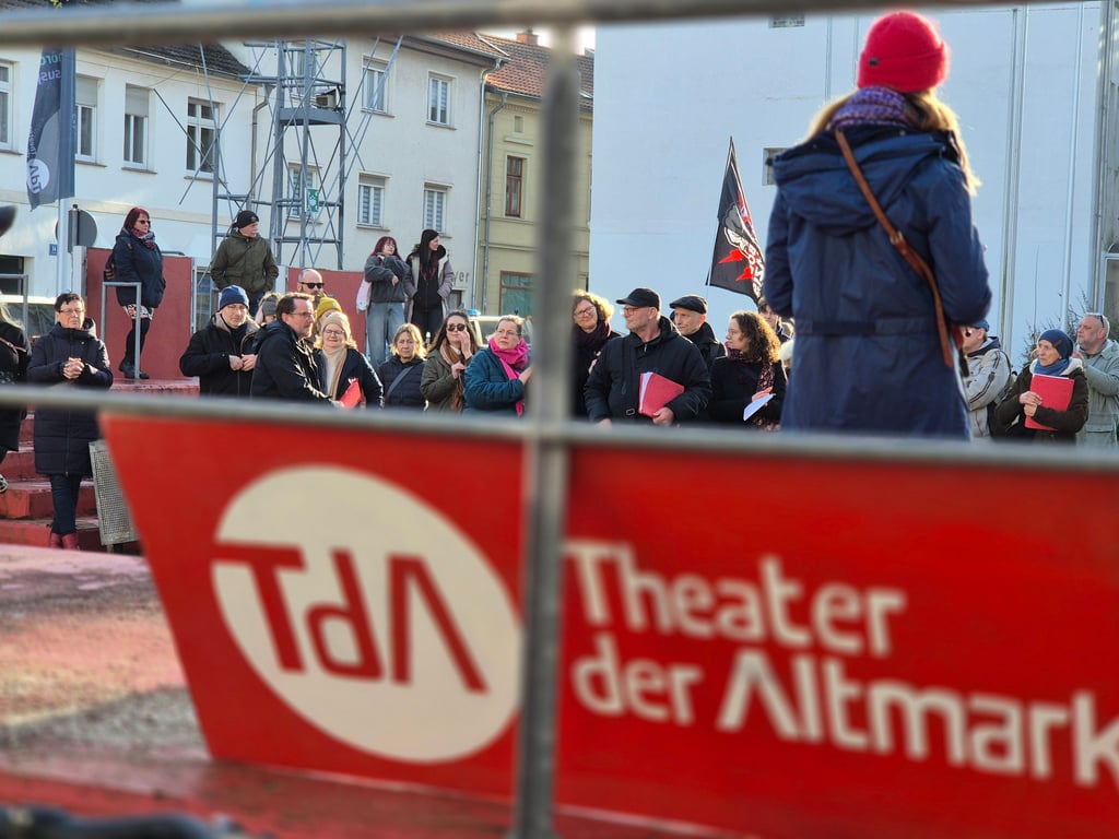 Das Theater der Altmark in Stendal hat sich am Freitag, 21. Februar, an der bundesweiten politischen Aktion Kunstschaffende gegen Rechts beteiligt.