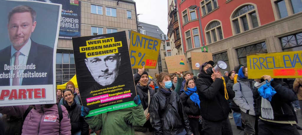 Lautstark und mit vielen Meinungspappen: Der Protest gegen seine Partei schien den FDP-Spitzenkandidaten Christian Lindner nur anzustacheln.