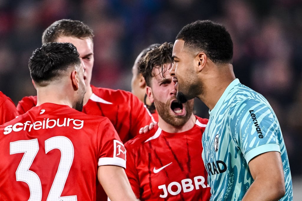 Nach dem gehaltenen Elfmeter nimmt Noah Atubolu die Glückwünsche der Teamkollegen gerne entgegen.