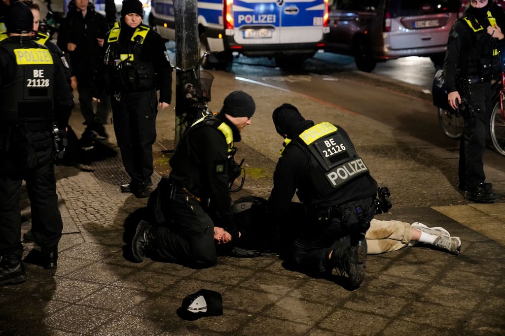 Nach der Attacke am Holocaust-Denkmal in Berlin hat die Polizei einen Verdächtigen festgenommen.