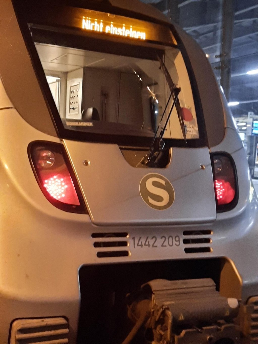 Unbekannte sollen diese S-Bahn in Halle mit Steinen beworfen haben.