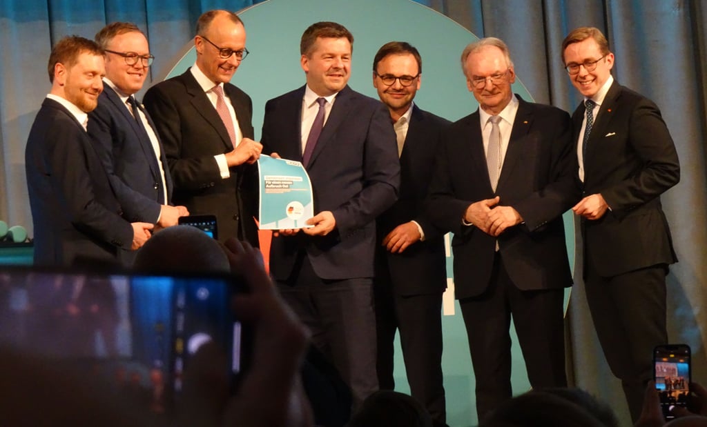 Zum Wahlkampffinale der CDU waren alle ostdeutschen Unionsspitzen nach Halle gereist, Sie übergaben Spitzenkandidat Friedrich Merz ein Positionspapier mit dem, was der künftige Kanzler für Ostdeutschland tun muss.