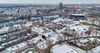  Blick auf das Gelände  mit Hyparschale, Pferdetor und Stadthalle. Zwischen der derzeit in Sanierung befindlichen Stadthalle links im Bild und der Hyparschale soll die Event-Plaza für Veranstaltungen unter freiem Himmel entstehen. Der Parkplatz wird rechts der Hyparschale gebaut.