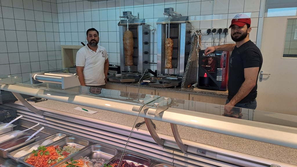 Shivan Al-Salihi (links) mit einem seiner beiden Angestellten im Kebap Haus in Benneckenstein.