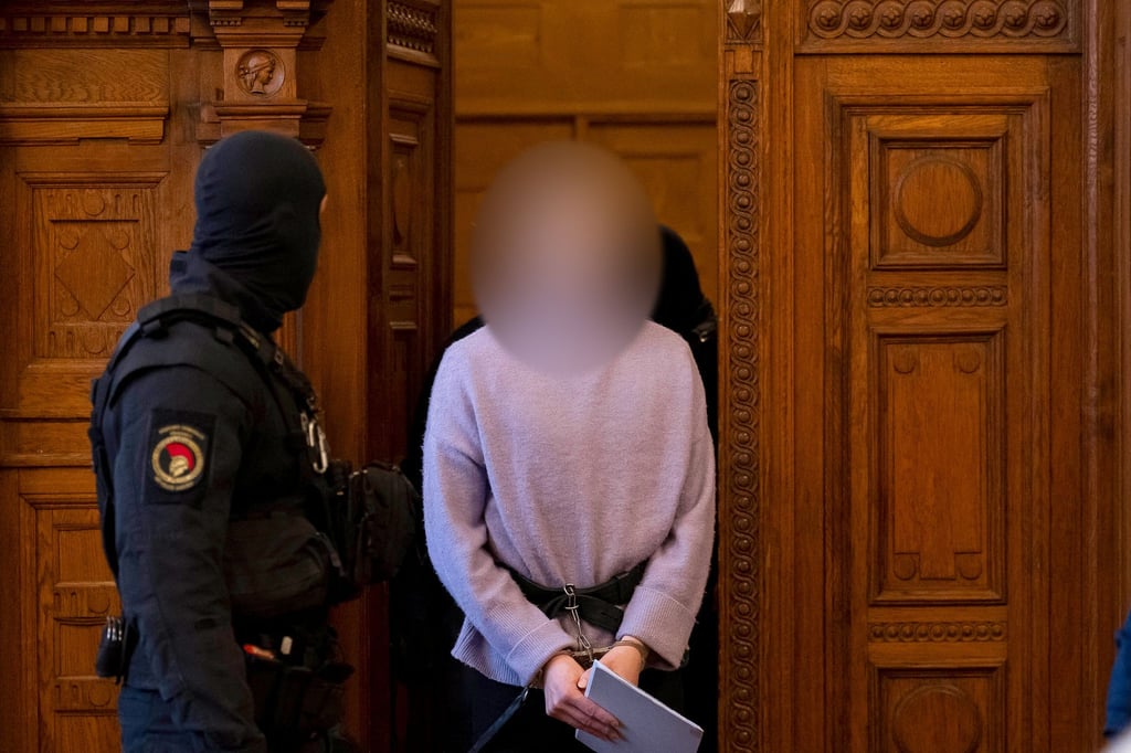 Die in der linken Szene als Maja T. bekannte, mutmaßlich linksextreme deutsche Person, die sich selbst als non-binär identifiziert steht wegen mutmaßlicher Gewalt gegen Rechtsextreme in Budapest vor Gericht.
