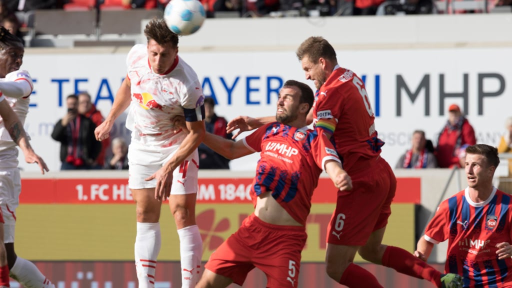 Willi Orban bei einem Kopfball für RB Leipzig gegen den 1. FC Heidenheim.