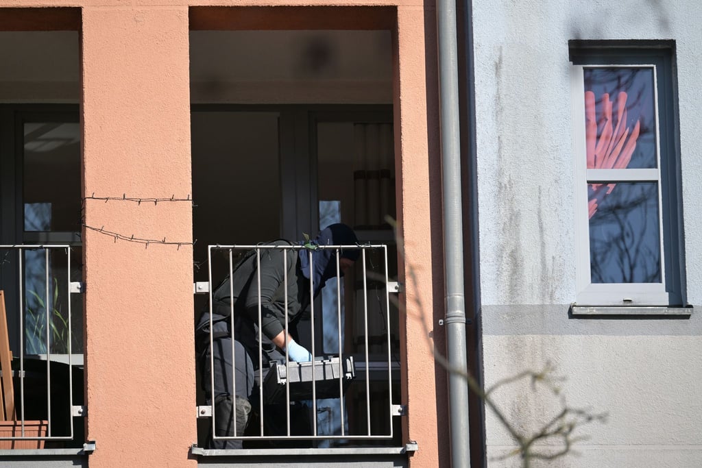 Kräfte der Polizei durchsuchten am Samstag eine Wohnung in Potsdam-Kirchsteigfeld.
