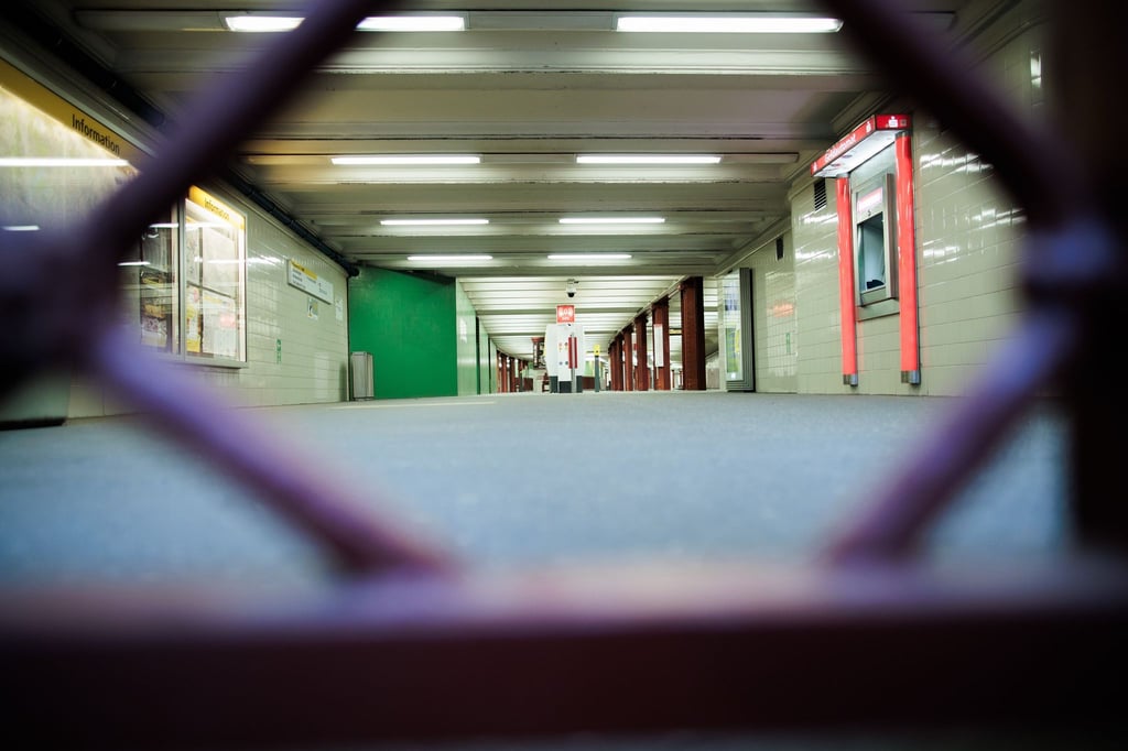 Hier fuhr zwei Tage lang gar nichts - die U-Bahnstationen waren Donnerstag und Freitag mit Gittern verschlossen.
