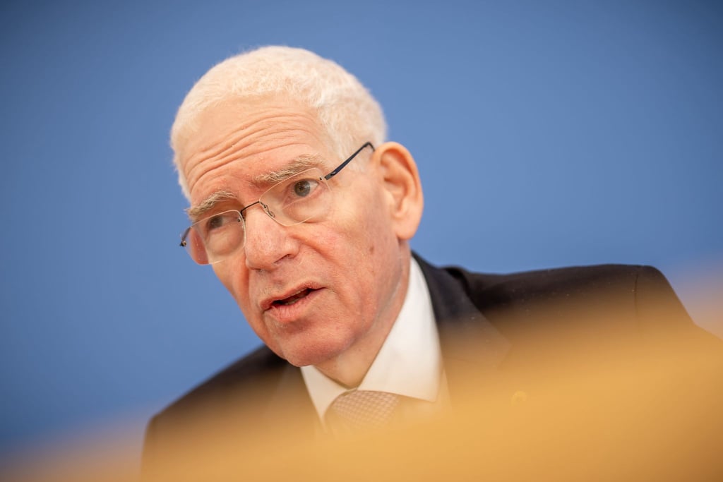 Josef Schuster, Präsident des Zentralrats der Juden in Deutschland, hat den mutmaßlich antisemitischen Angriff in Berlin verurteilt. (Archivbild)