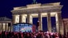 Die russische Punkband Pussy Riot rockt vor dem Brandenburger Tor.